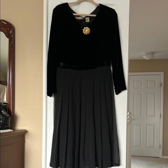 Liz Claiborne Dresses & Skirts - Vintage Liz Claiborne Black Long Sleeve Dress sz 12